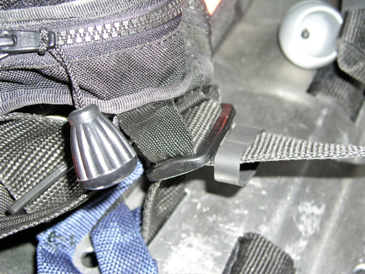 Safe release Integrated pockets top attachement