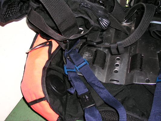 Safe release Integrated pockets and one crotch strap